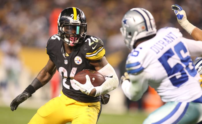 Steelers running back Le'Veon Bell (26) scores on a one yard touchdown run past Cowboys linebacker Justin Durant (56) during the fourth quarter at Heinz Field.
